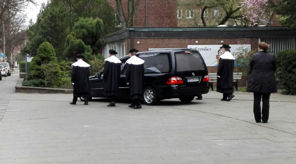 Wir begleiten Sie nicht nur bei der Beerdigung, sondern begleiten Sie rund um alle Fragen zum Tod.