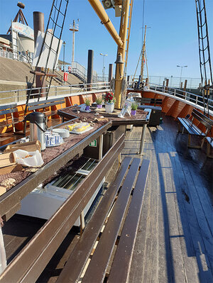 Das Bild zeigt ein traditionelles Segelboot, welches für eine Seebestattung vorbereitet ist. Eine individuelle Seebestattung in Hamburg, bzw. an der an der malerischen Nord- und Ostseeküste. ist ein besonderer Abschied. Gern ermöglicht Heike Hiestermann als Hamburger Bestatteriner einen würdevollen Abschied inmitten der natürlichen Schönheit des Meeres. Eine Seebestattung oder Bestattung im Meer ist in Deutschland möglich. 