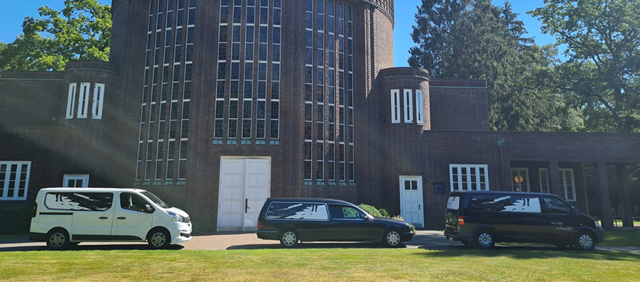 Auf diesem Bild sieht man die Fahrzeugflotte von der Hamburger Bestatterin Heike Hiestermann auf dem Friedhof Hamburg Ohlsdorf. Die Fensterscheiben sind mit Fußspuren im Sand poliert. Mit Ihren individuellen und persönlichen Bestattungen  in Hamburg wahrt sie das Ansehen der verstorbenen Person - und somit auch die Fußspuren des Lebens. 